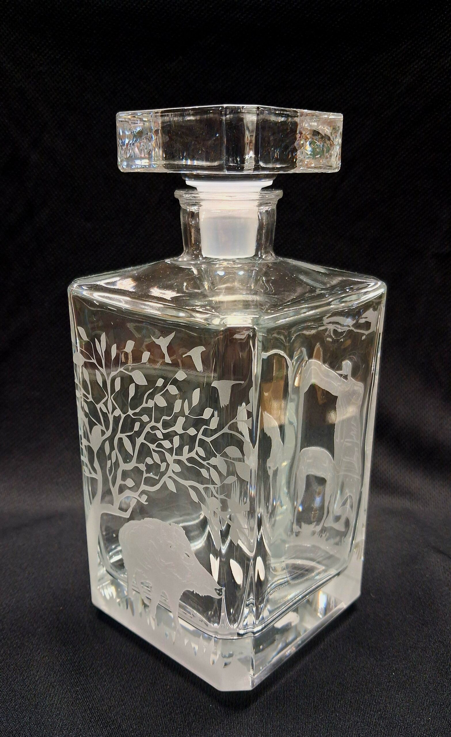 Karafin graveeritud metssea motiiviga